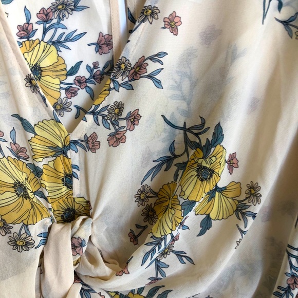 🌴FOREVER 21 Woven Tie-Front Top in Yellow Foral - Picture 9 of 9